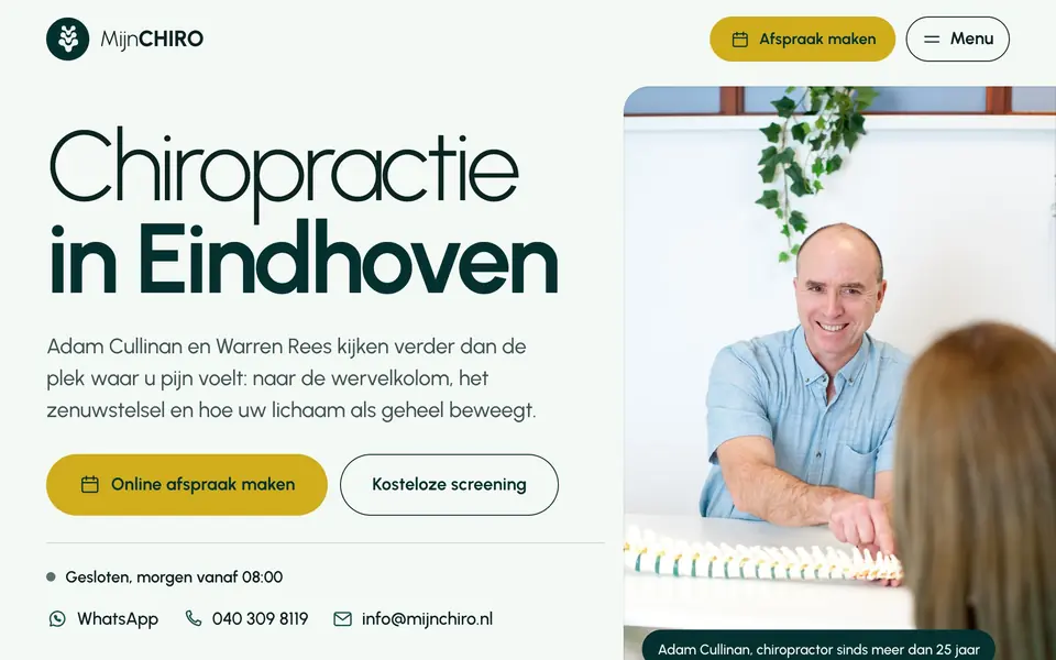 Startseite der Website von MijnCHIRO mit der Überschrift Chiropractie in Eindhoven und Adam Cullinan neben einem Wirbelsäulenmodell
