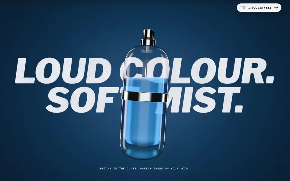 De kop Loud colour. Soft mist. met de capsule ervoor; het glas breekt de letters erachter