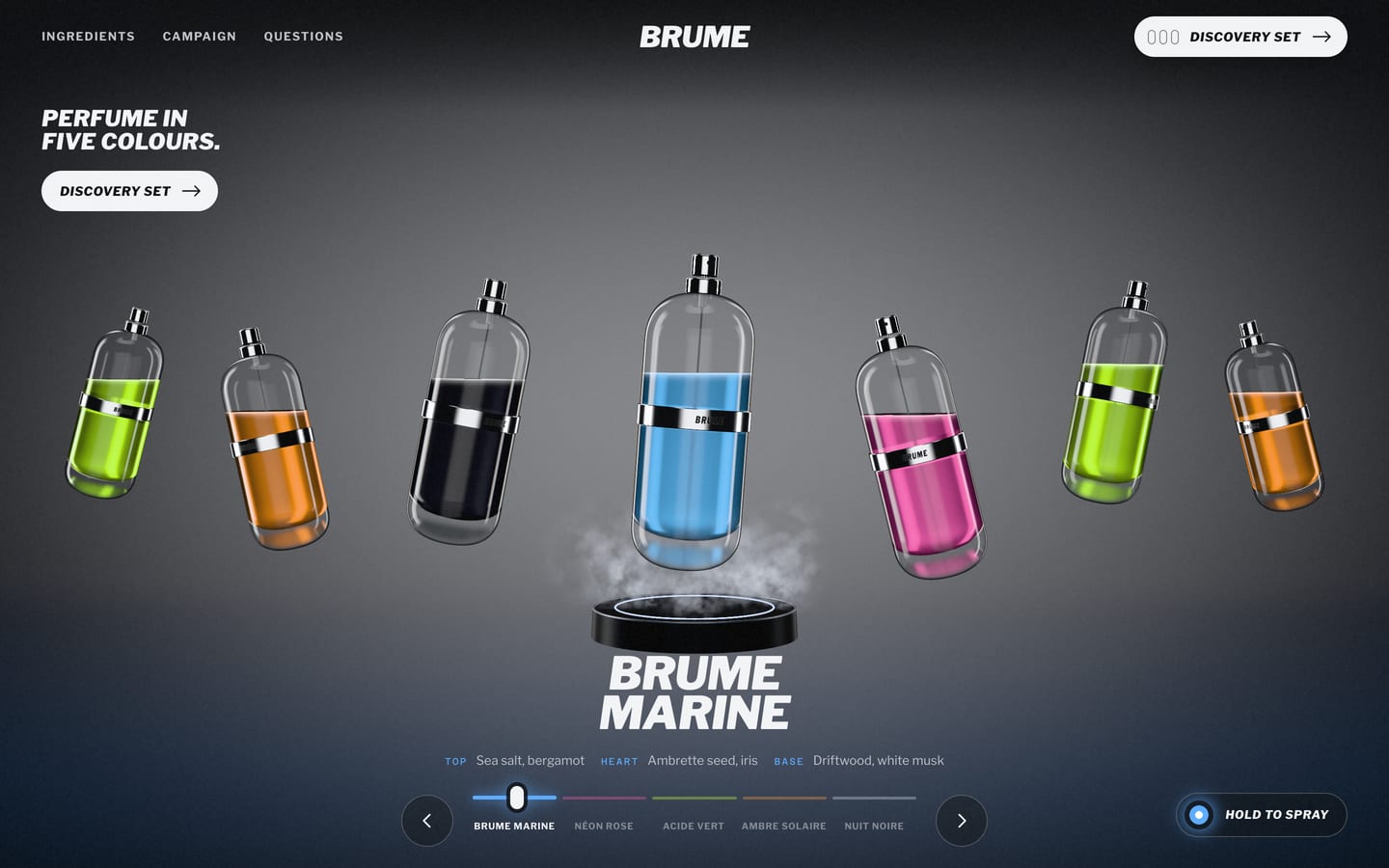 Opening van de BRUME-website: zeven parfumcapsules in felle kleuren boven een zwarte sokkel met mist